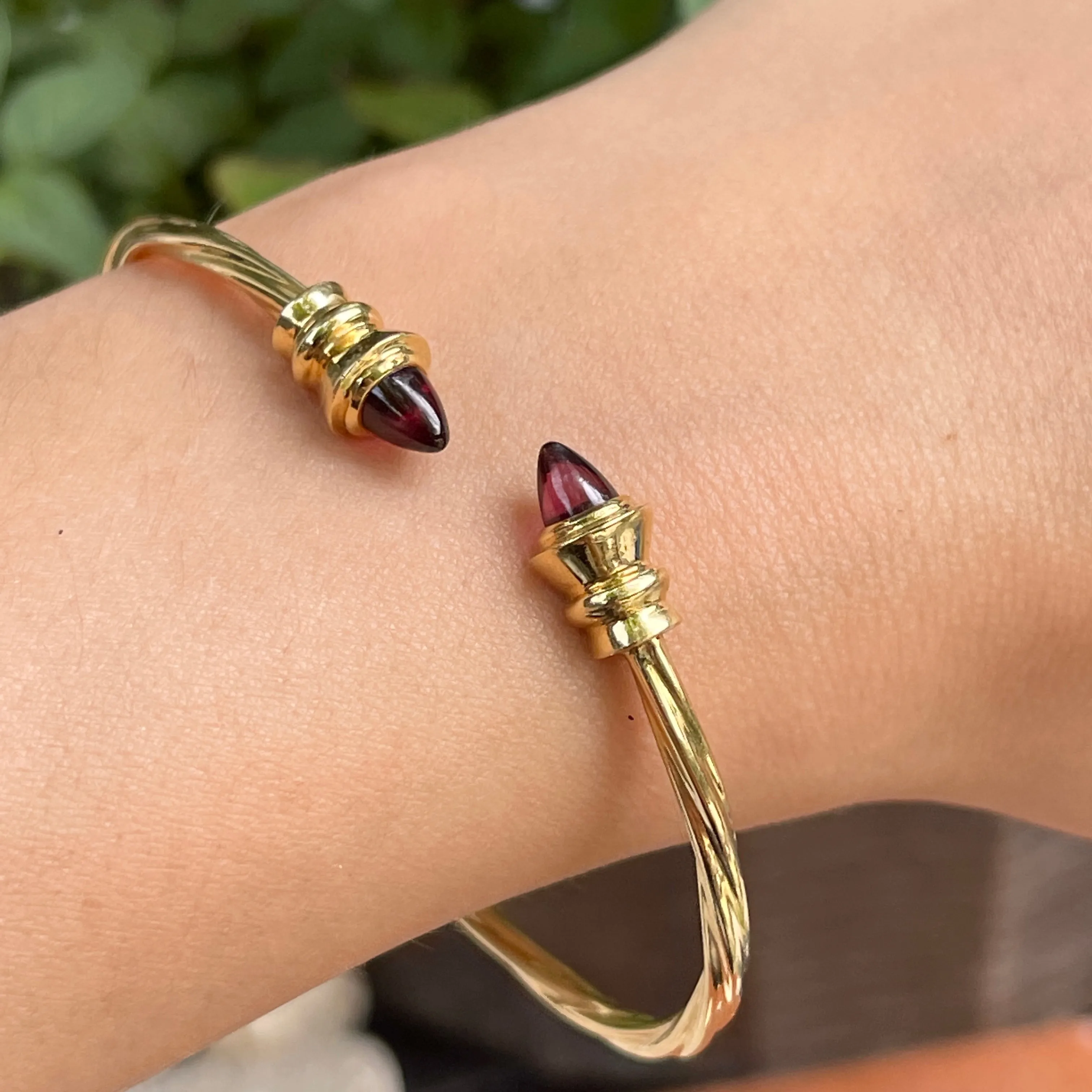 Estate 18KT Yellow Gold Cable Twist Garnet End Cap Bangle Cuff Bracelet